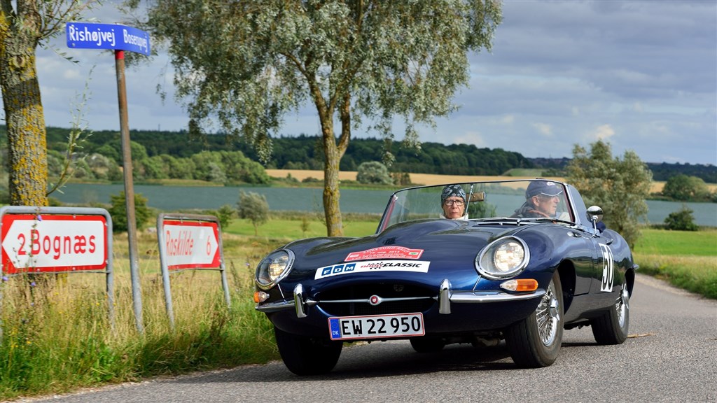 Peter Mikkelsen og Kristian Stokbro stiller op i Oresund Tourist Rally i denne smukke Jaguar E. På billedet er Peter Mikkelsen lynskudt med Kirsten Sørensen fra Østerbro i løbet for et par år siden
(Foto: Michael Eisenberg)